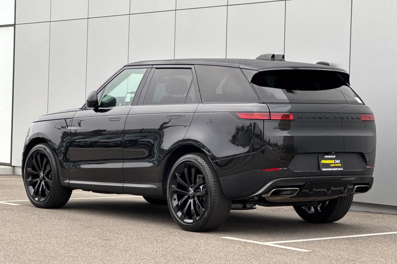 Used 2024 Land Rover Range Rover Sport SE AWD/4WD image 3