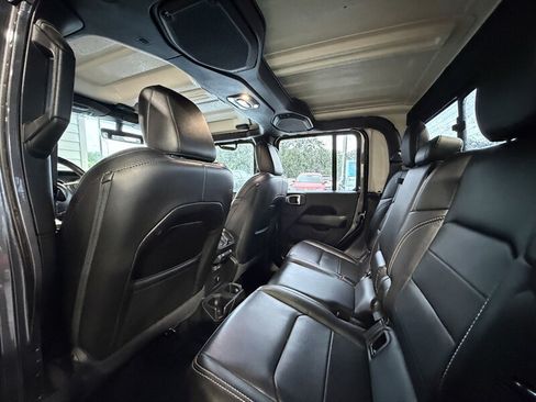 Used 2020 Jeep Gladiator Overland AWD/4WD image 14