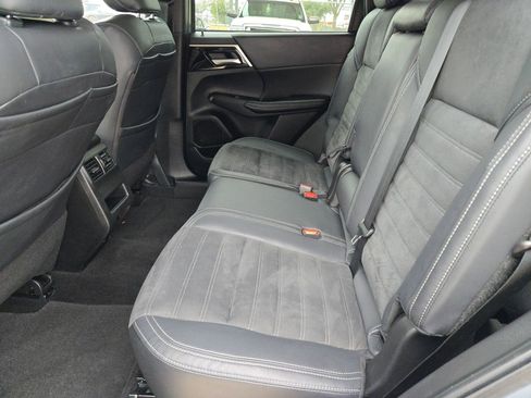 Used 2022 Mitsubishi Outlander SE image 13