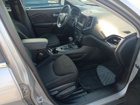 Used 2019 Jeep Cherokee Latitude w/ Popular Appearance Group AWD/4WD image 20