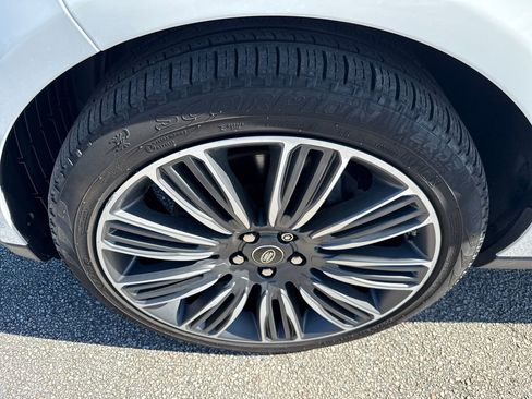 Used 2020 Land Rover Range Rover HSE image 11