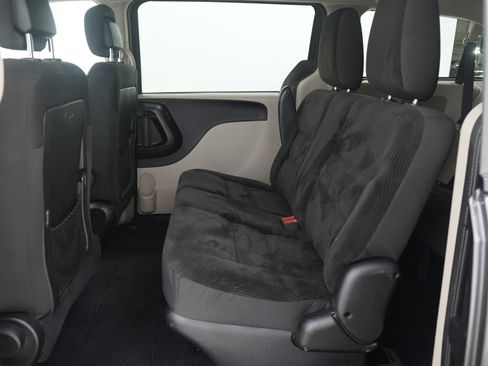 Used 2019 Dodge Grand Caravan SE w/ UConnect Hands-Free Group image 15