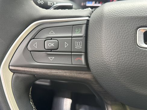 Used 2025 Jeep Grand Cherokee Limited w/ Black Appearance Package AWD/4WD image 25