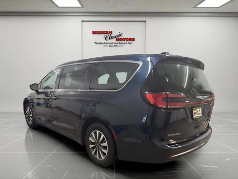Used 2023 Chrysler Pacifica Touring-L FWD image 5