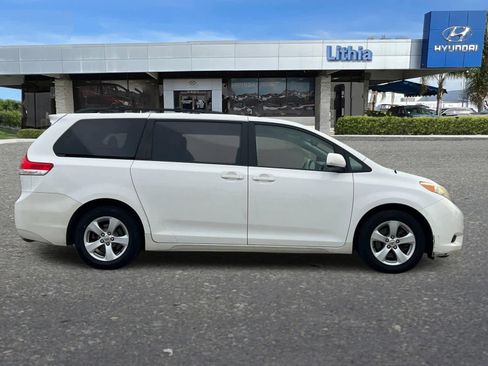 Used 2012 Toyota Sienna LE image 8