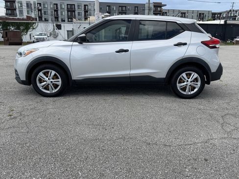 Used 2020 Nissan Kicks S FWD image 11
