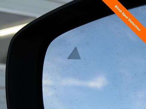 Used 2023 Chrysler Pacifica Touring-L image 8