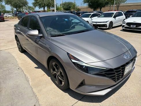 Used 2023 Hyundai Elantra SEL w/ Convenience Package FWD image 4