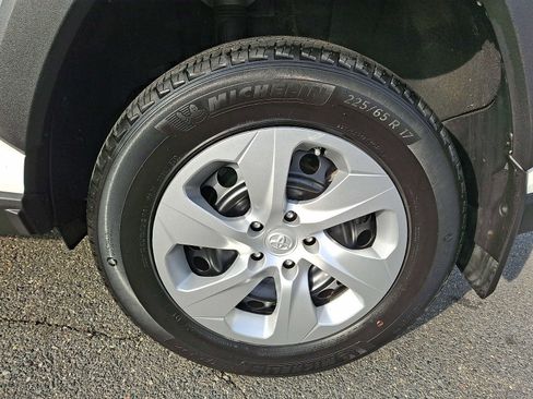 Used 2022 Toyota RAV4 LE image 8