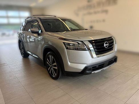 Used 2024 Nissan Pathfinder Platinum FWD image 4