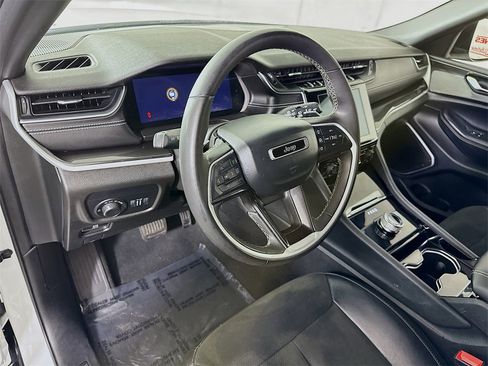 Used 2023 Jeep Grand Cherokee Altitude image 18