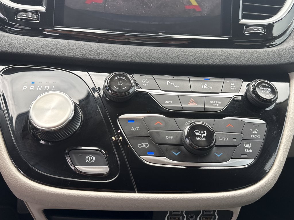 Used 2024 Chrysler Pacifica Touring-L FWD image 25