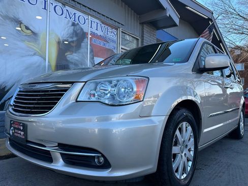 Used 2016 Chrysler Town & Country Touring image 7