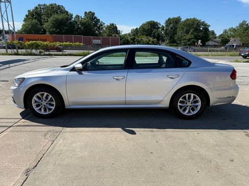 Used 2018 Volkswagen Passat 2.0T FWD image 11