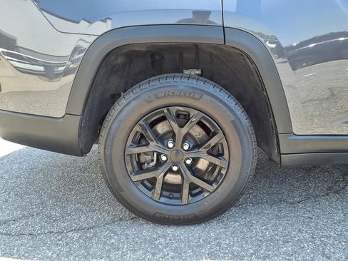 Certified 2025 Jeep Grand Cherokee L Laredo AWD/4WD image 11