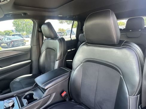 Used 2024 Jeep Grand Cherokee L Altitude RWD image 20