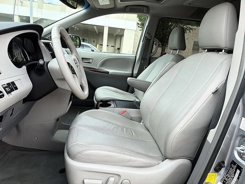 Used 2013 Toyota Sienna XLE w/ Entertainment Pkg FWD image 11