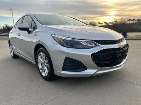 Used 2019 Chevrolet Cruze LT w/ Convenience Package image 4