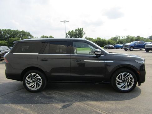 Used 2025 Lincoln Navigator Reserve AWD/4WD image 11