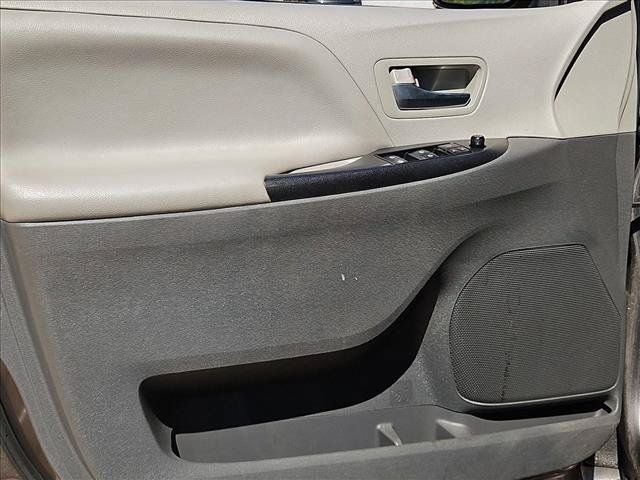 Used 2019 Toyota Sienna LE w/ Carpet Mat Package FWD image 10
