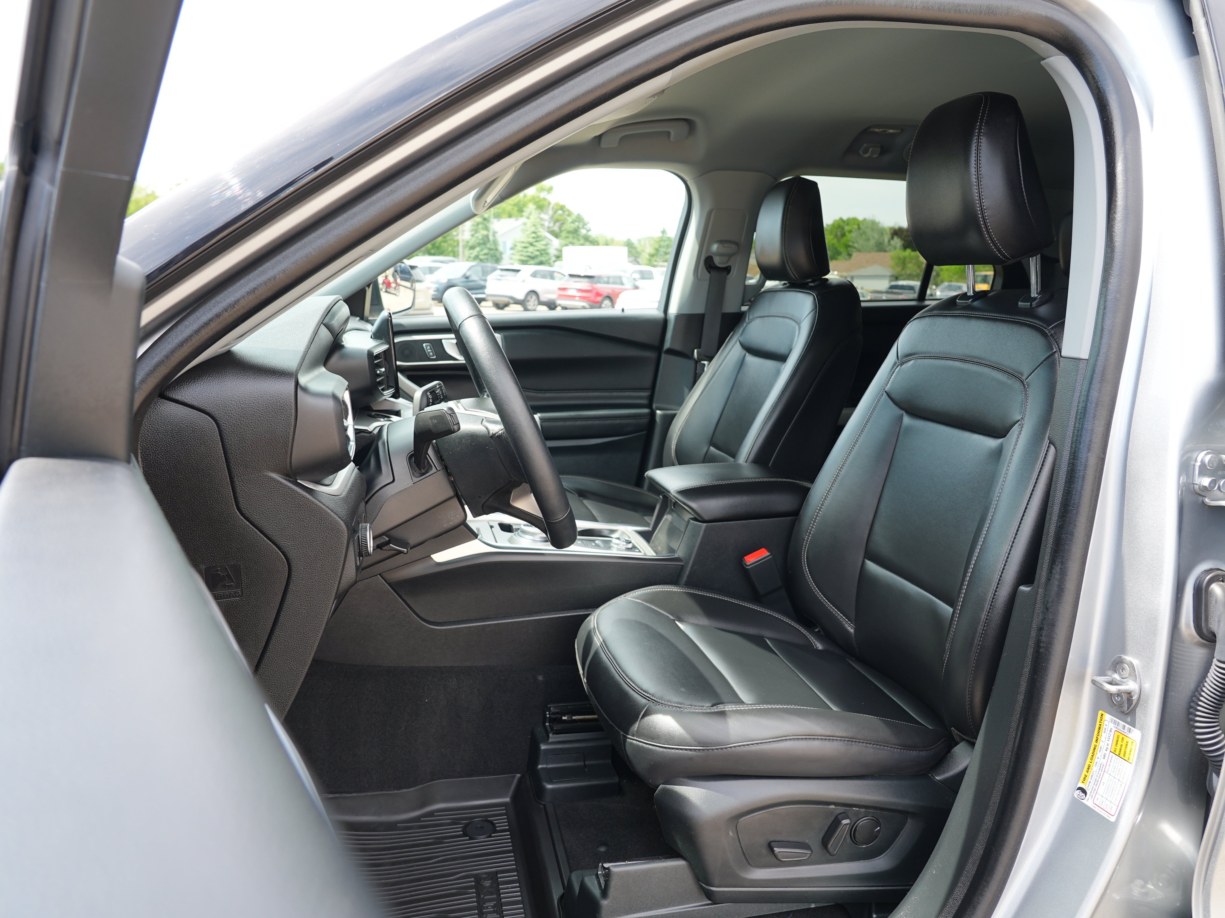 Used 2023 Ford Explorer XLT w/ Equipment Group 202A AWD/4WD image 14