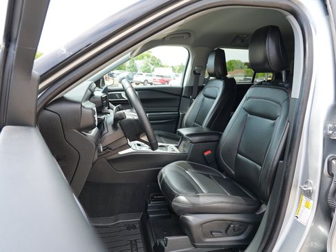 Used 2023 Ford Explorer XLT w/ Equipment Group 202A AWD/4WD image 14