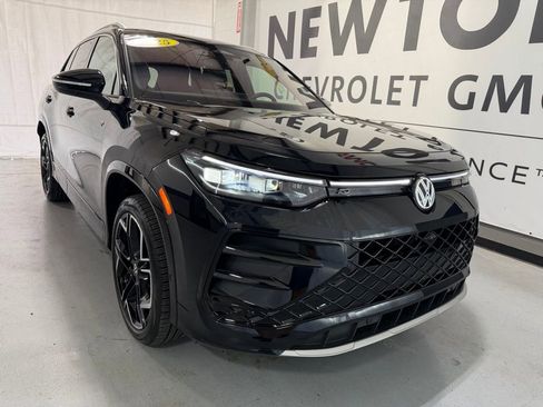 Used 2025 Volkswagen Tiguan SEL R-Line AWD/4WD image 42