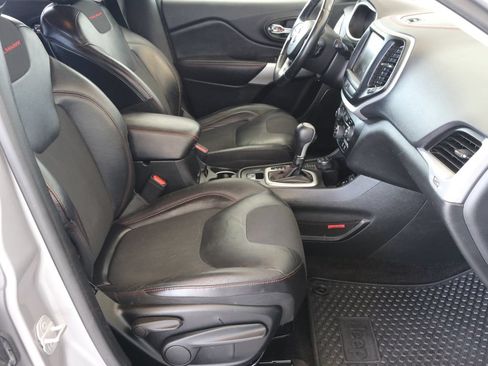 Used 2018 Jeep Cherokee Trailhawk AWD/4WD image 46