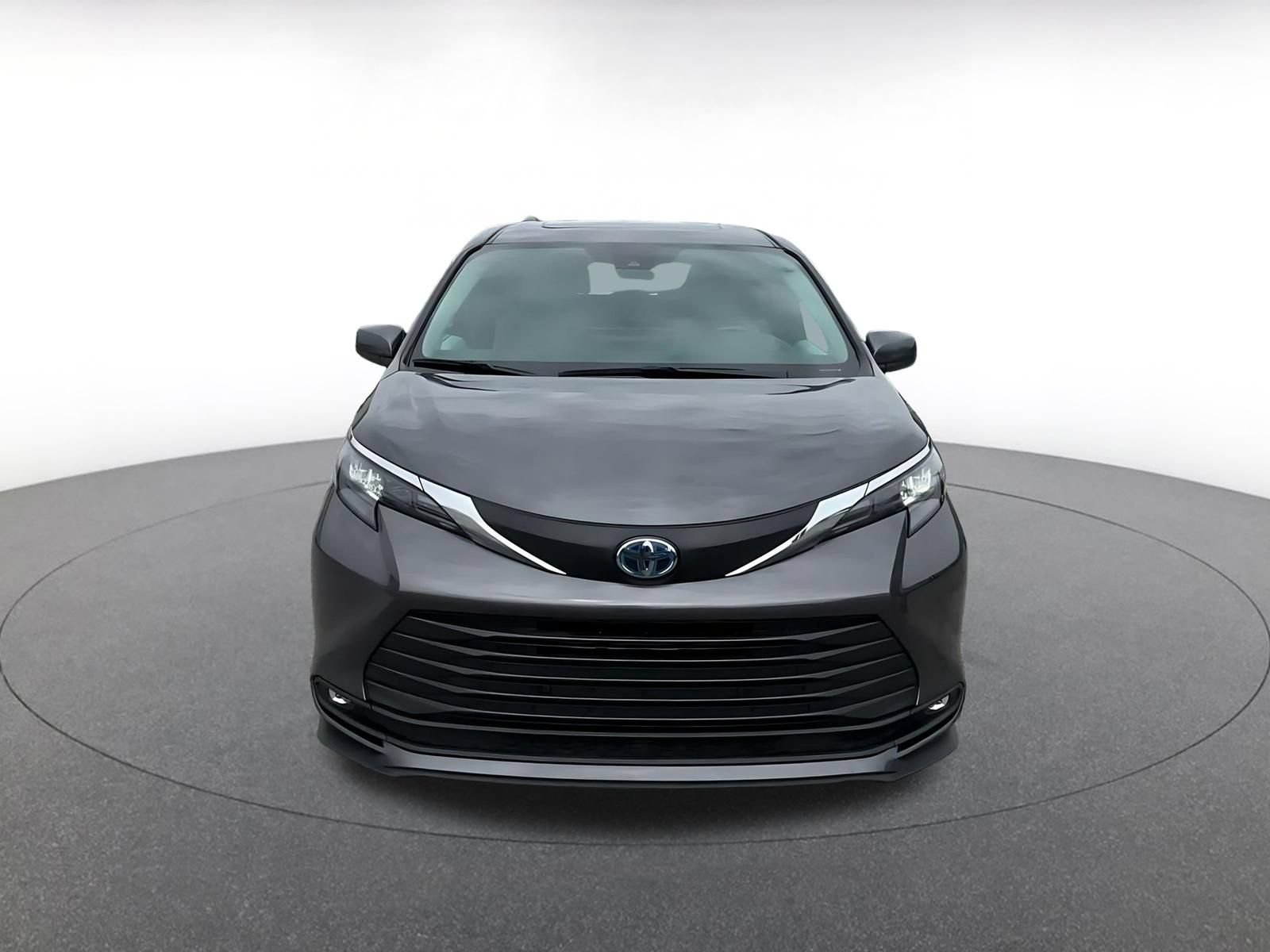 Used 2025 Toyota Sienna XLE FWD image 4