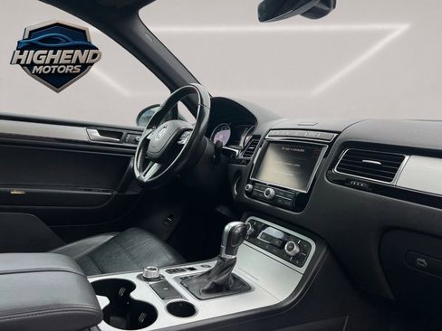 Used 2017 Volkswagen Touareg Wolfsburg Edition image 19