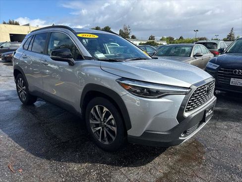 Used 2025 Toyota Corolla Cross XLE w/ Convenience Package image 2