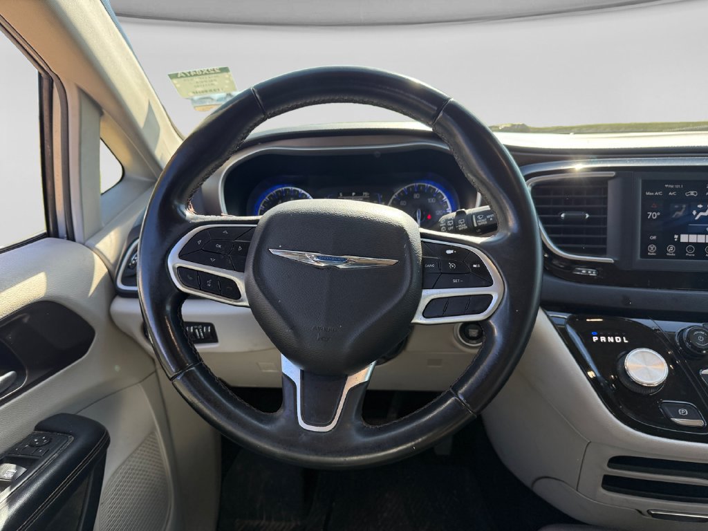 Used 2018 Chrysler Pacifica Touring-L FWD image 14