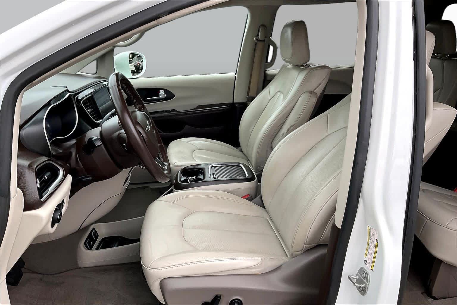 Used 2020 Chrysler Pacifica Touring-L Plus w/ Tire & Wheel Group FWD image 8