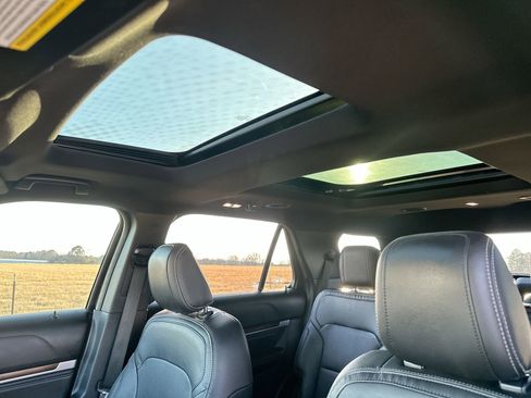 Used 2018 Ford Explorer Limited image 22