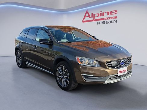 Used 2018 Volvo V60 T5 Cross Country image 7