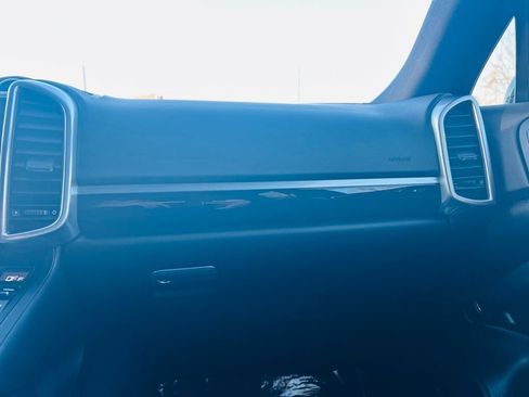 Used 2016 Porsche Cayenne S image 23