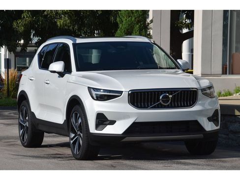 Certified 2025 Volvo XC40 B5 Plus w/ Protection Package Premier image 2