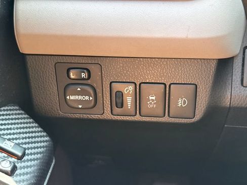 Used 2015 Toyota RAV4 LE AWD/4WD image 27
