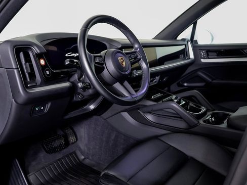 Used 2024 Porsche Cayenne image 4