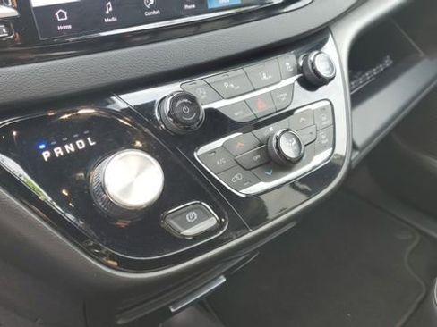 Certified 2025 Chrysler Pacifica Select image 18