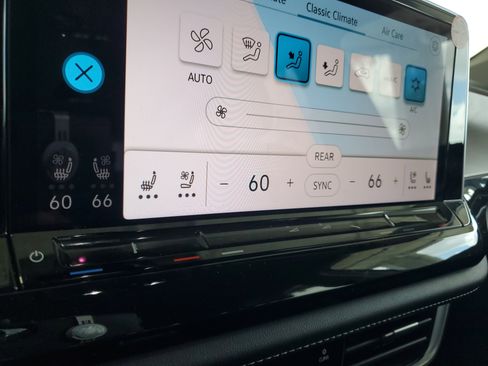 Used 2025 Volkswagen Atlas SE image 27