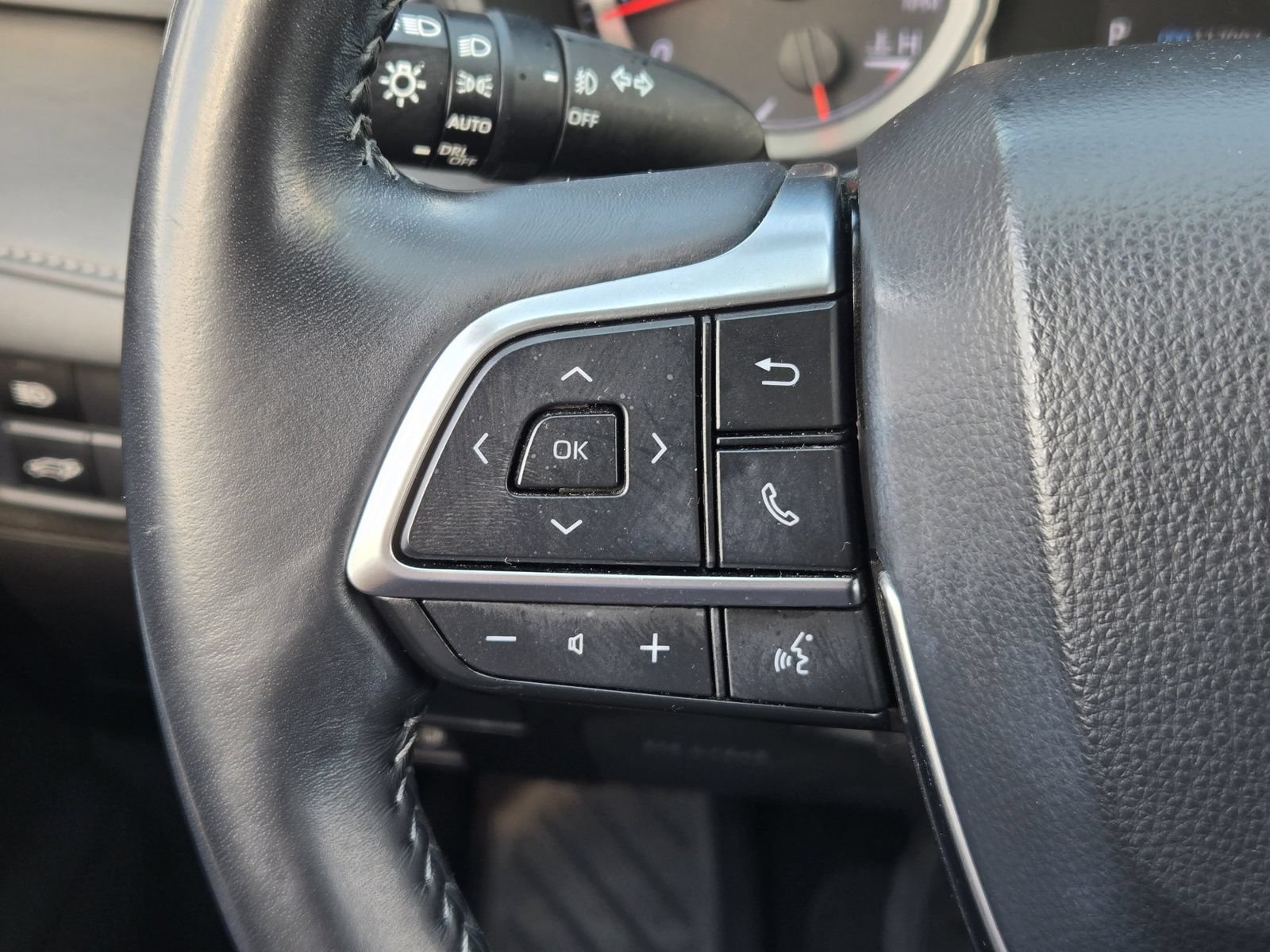 Used 2021 Toyota Highlander LE FWD image 28