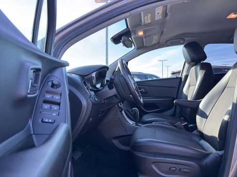 Certified 2022 Chevrolet Trax LT w/ LT Convenience Package image 11