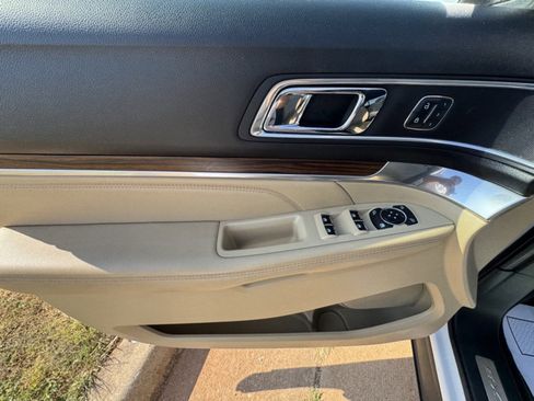 Used 2017 Ford Explorer Limited image 11