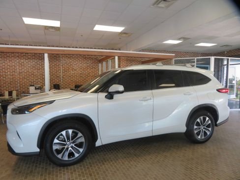 Used 2023 Toyota Highlander XLE FWD image 79