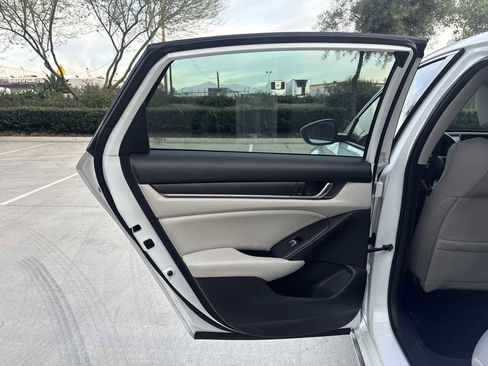 Used 2018 Honda Accord EX image 11