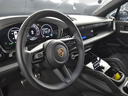 Certified 2024 Porsche Cayenne S AWD/4WD image 4
