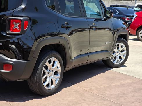 Used 2018 Jeep Renegade Latitude image 12