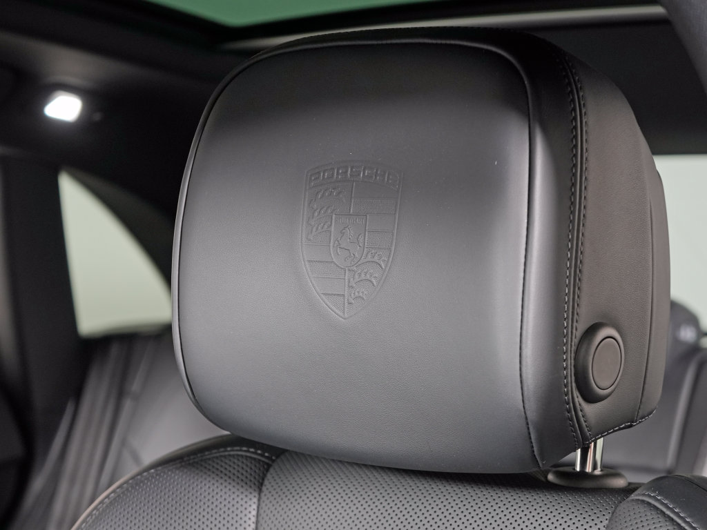 Certified 2023 Porsche Macan Turbo AWD/4WD image 21