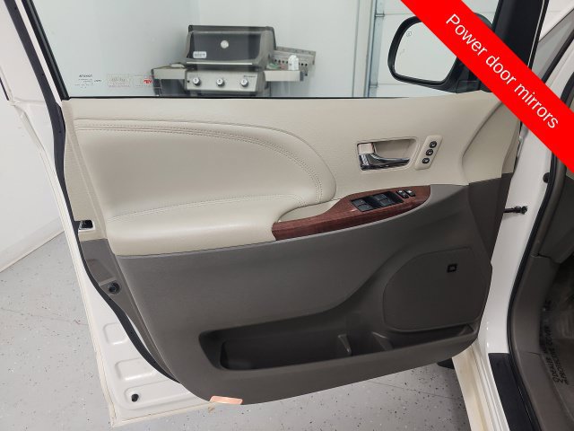 Used 2013 Toyota Sienna Limited w/ Premium Pkg AWD/4WD image 12